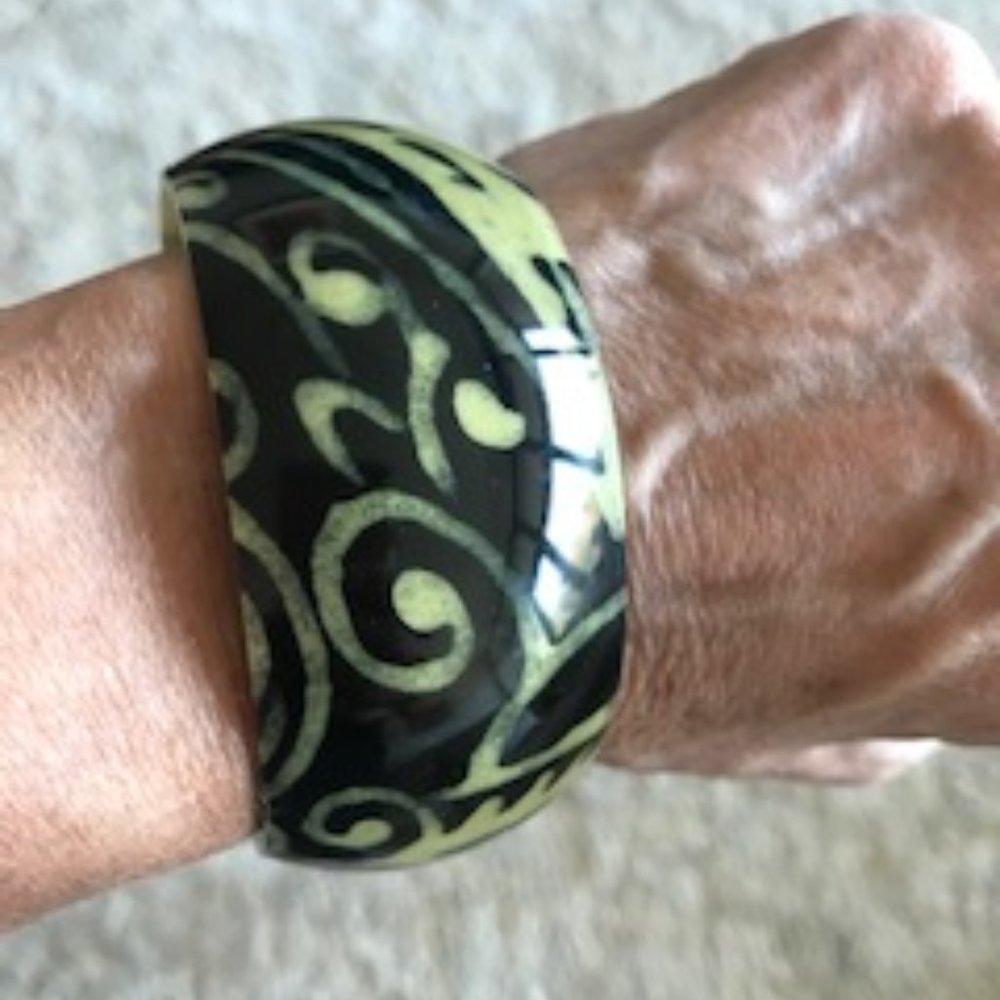 Black and beige bracelet